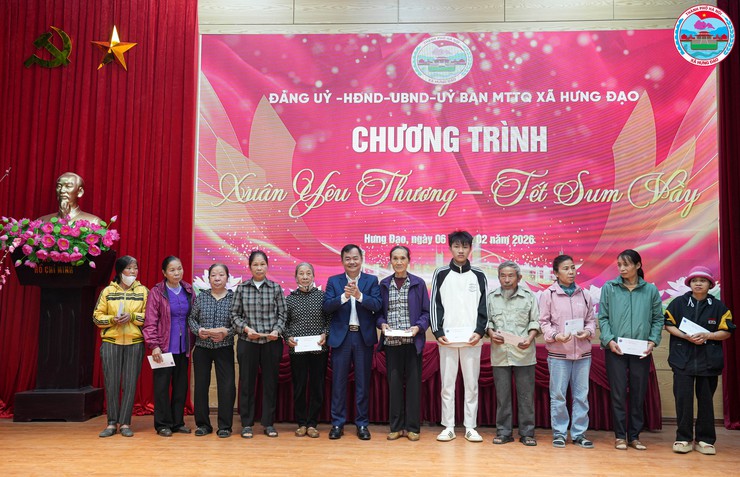 UBND XÃ HƯNG ĐẠO TRAO QUÀ TẾT CHO CÁC GIA ĐÌNH CÓ HOÀN CẢNH KHÓ KHĂN NHÂN DỊP TẾT NGUYÊN ĐÁN NĂM 2026- Ảnh 2.