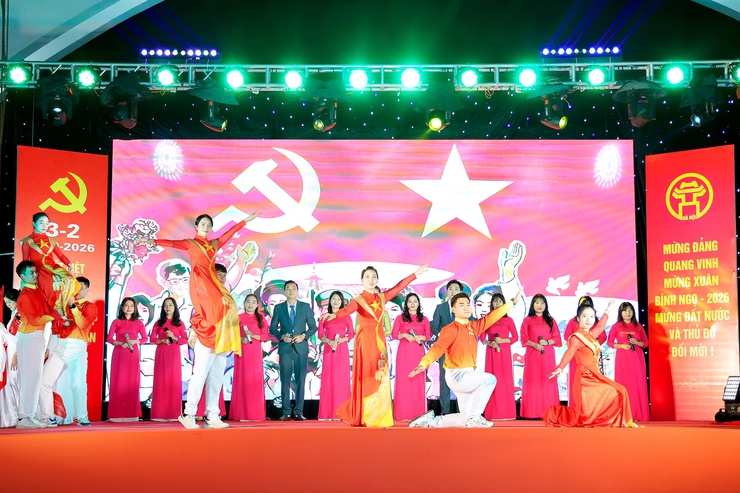 PHƯỜNG CẦU GIẤY TỔ CHỨC THÀNH CÔNG CHƯƠNG TRÌNH VĂN NGHỆ CHÀO MỪNG THÀNH CÔNG ĐẠI HỘI ĐẠI BIỂU TOÀN QUỐC LẦN THỨ XIV CỦA ĐẢNG VÀ KỶ NIỆM 96 NĂM NGÀY THÀNH LẬP ĐẢNG CỘNG SẢN VIỆT NAM- Ảnh 10.