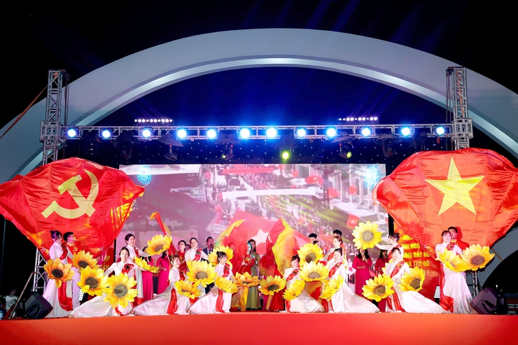 PHƯỜNG CẦU GIẤY TỔ CHỨC THÀNH CÔNG CHƯƠNG TRÌNH VĂN NGHỆ CHÀO MỪNG THÀNH CÔNG ĐẠI HỘI ĐẠI BIỂU TOÀN QUỐC LẦN THỨ XIV CỦA ĐẢNG VÀ KỶ NIỆM 96 NĂM NGÀY THÀNH LẬP ĐẢNG CỘNG SẢN VIỆT NAM- Ảnh 9.