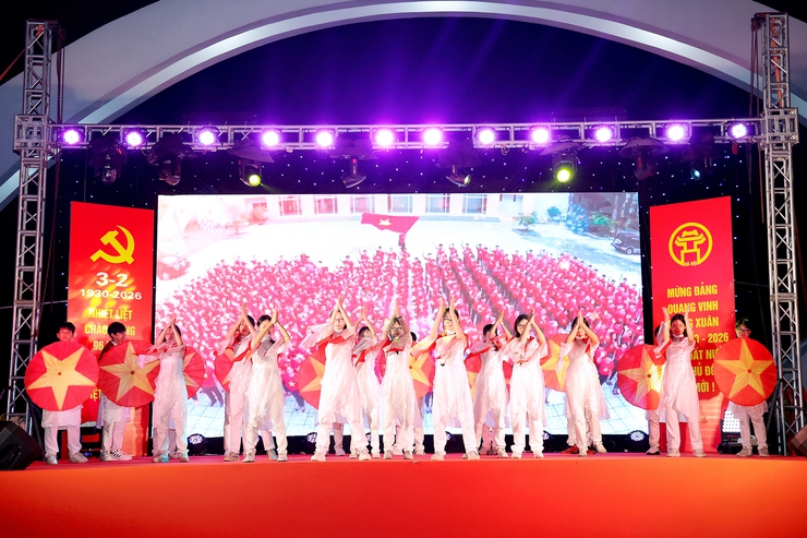 PHƯỜNG CẦU GIẤY TỔ CHỨC THÀNH CÔNG CHƯƠNG TRÌNH VĂN NGHỆ CHÀO MỪNG THÀNH CÔNG ĐẠI HỘI ĐẠI BIỂU TOÀN QUỐC LẦN THỨ XIV CỦA ĐẢNG VÀ KỶ NIỆM 96 NĂM NGÀY THÀNH LẬP ĐẢNG CỘNG SẢN VIỆT NAM- Ảnh 8.