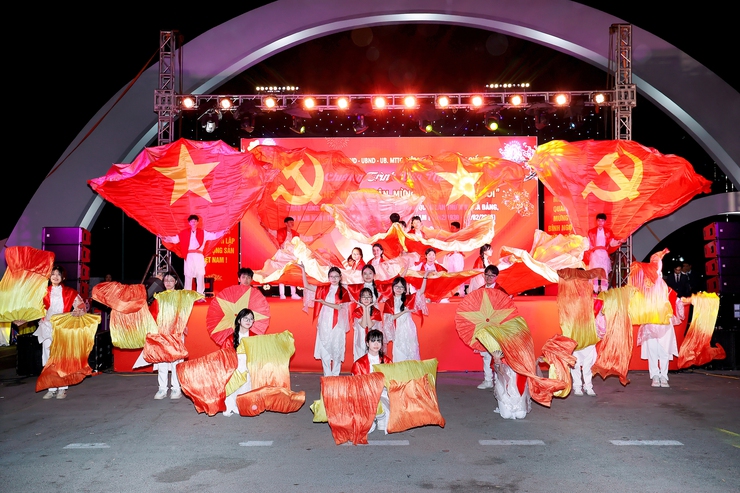 PHƯỜNG CẦU GIẤY TỔ CHỨC THÀNH CÔNG CHƯƠNG TRÌNH VĂN NGHỆ CHÀO MỪNG THÀNH CÔNG ĐẠI HỘI ĐẠI BIỂU TOÀN QUỐC LẦN THỨ XIV CỦA ĐẢNG VÀ KỶ NIỆM 96 NĂM NGÀY THÀNH LẬP ĐẢNG CỘNG SẢN VIỆT NAM- Ảnh 7.