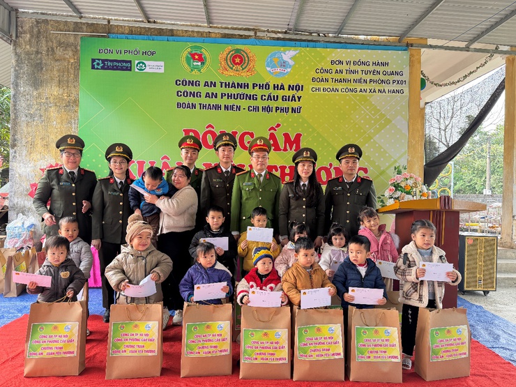 Công an phường Cầu Giấy trao “Đông ấm – Xuân yêu thương” đến học sinh vùng cao Nà Hang- Ảnh 1.