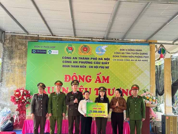 Công an phường Cầu Giấy trao “Đông ấm – Xuân yêu thương” đến học sinh vùng cao Nà Hang- Ảnh 2.