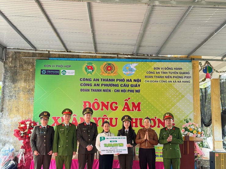 Công an phường Cầu Giấy trao “Đông ấm – Xuân yêu thương” đến học sinh vùng cao Nà Hang- Ảnh 3.