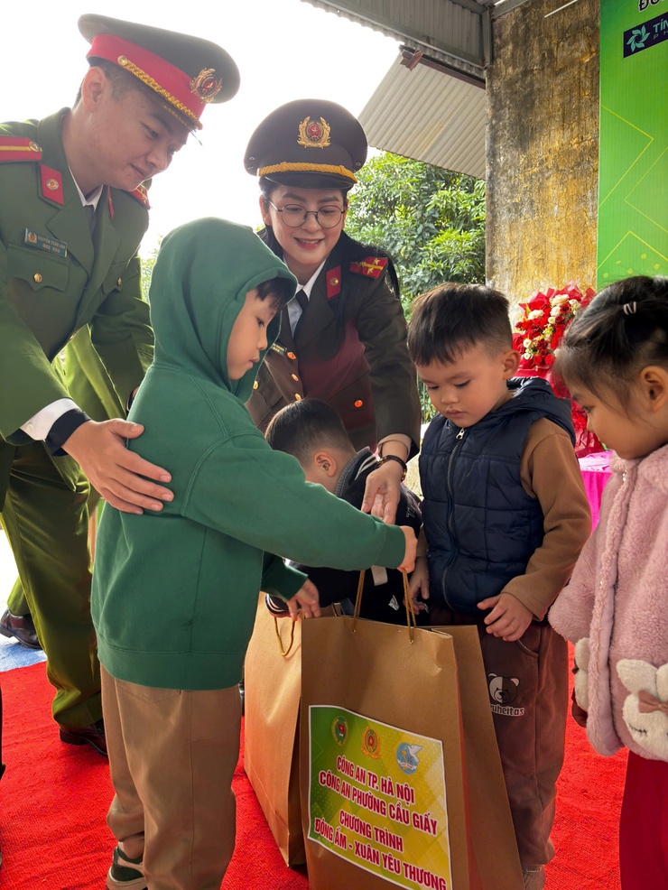 Công an phường Cầu Giấy trao “Đông ấm – Xuân yêu thương” đến học sinh vùng cao Nà Hang- Ảnh 4.
