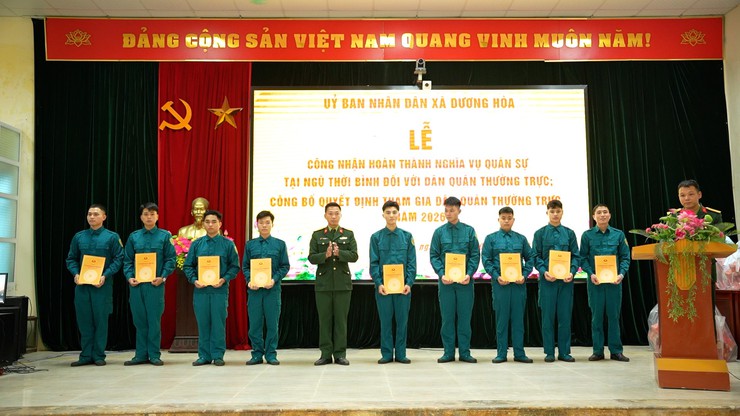 Ban Chỉ huy Quân sự xã Dương Hoà tổ chức Lễ công bố quyết định công nhận công dân hoàn thành nghĩa vụ tham gia Dân quân thường trực và kết nạp dân quân thường trực năm 2026- Ảnh 4.