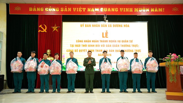 Ban Chỉ huy Quân sự xã Dương Hoà tổ chức Lễ công bố quyết định công nhận công dân hoàn thành nghĩa vụ tham gia Dân quân thường trực và kết nạp dân quân thường trực năm 2026- Ảnh 5.