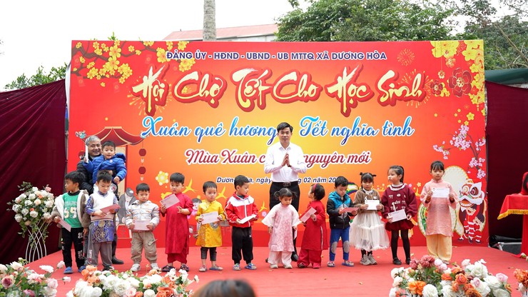 Hội chợ tết cho học sinh Xuân quê hương - Tết nghĩa tình- Ảnh 6.