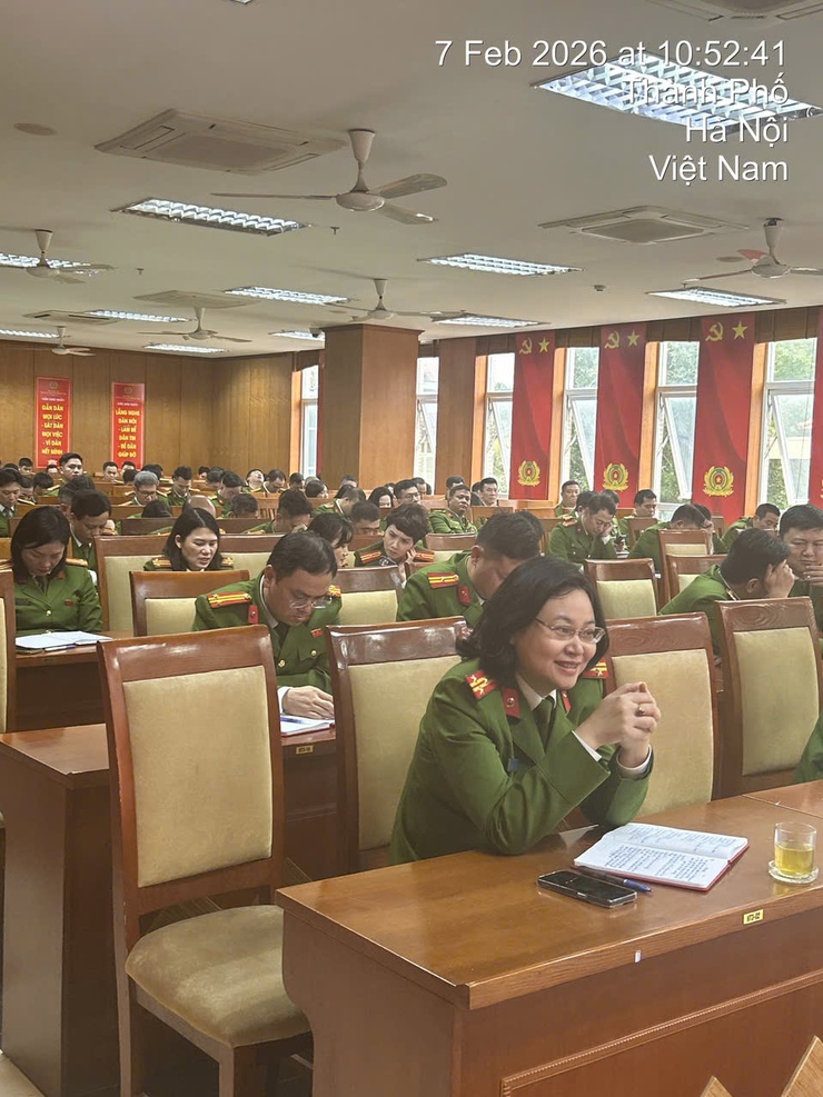 Phường Hai Bà Trưng tổ chức Hội nghị nghiên cứu, học tập, quán triệt Nghị quyết Đại hội đại biểu toàn quốc lần thứ XIV của Đảng tiếp sóng từ điểm cầu Trung ương và Thành phố.- Ảnh 4.