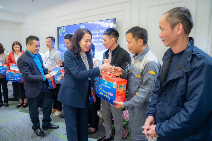 Lãnh đạo phường Cầu Giấy thăm, chúc Tết và tặng quà doanh nghiệp, người lao động nhân dịp Xuân Bính Ngọ 2026- Ảnh 4.