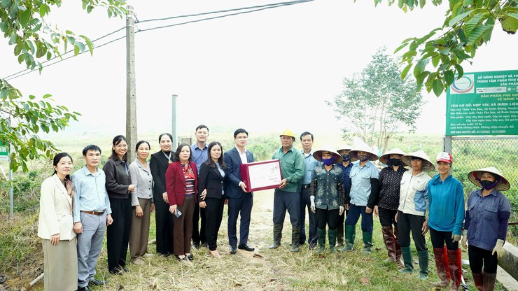 Bí thư Đảng ủy xã Đa Phúc thăm, tặng quà tri ân nhân dịp mừng Đảng, mừng Xuân, đón tết cổ truyền Bính Ngọ năm 2026- Ảnh 1.