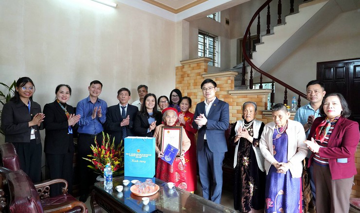 Bí thư Đảng ủy xã Đa Phúc thăm, tặng quà tri ân nhân dịp mừng Đảng, mừng Xuân, đón tết cổ truyền Bính Ngọ năm 2026- Ảnh 9.