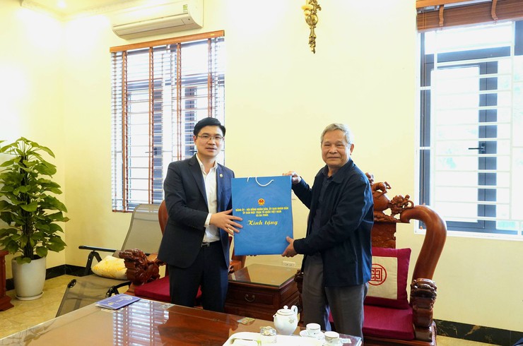 Bí thư Đảng ủy xã Đa Phúc thăm, tặng quà tri ân nhân dịp mừng Đảng, mừng Xuân, đón tết cổ truyền Bính Ngọ năm 2026- Ảnh 5.