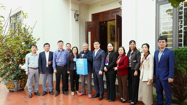 Bí thư Đảng ủy xã Đa Phúc thăm, tặng quà tri ân nhân dịp mừng Đảng, mừng Xuân, đón tết cổ truyền Bính Ngọ năm 2026- Ảnh 6.