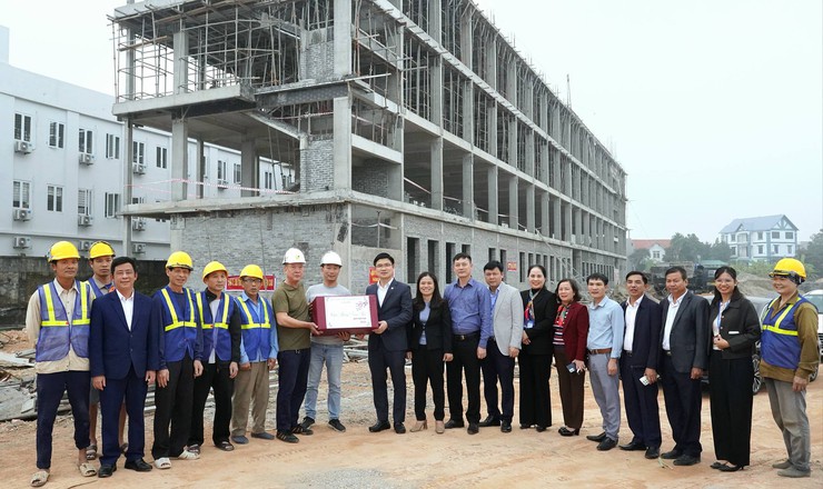 Bí thư Đảng ủy xã Đa Phúc thăm, tặng quà tri ân nhân dịp mừng Đảng, mừng Xuân, đón tết cổ truyền Bính Ngọ năm 2026- Ảnh 2.