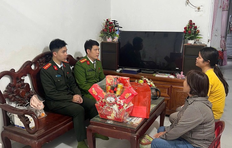 Công an xã Vân Đình thăm, tặng quà các hộ gia đình có hoàn cảnh đặc biệt khó khăn nhân dịp Tết Nguyên đán 2026- Ảnh 2.