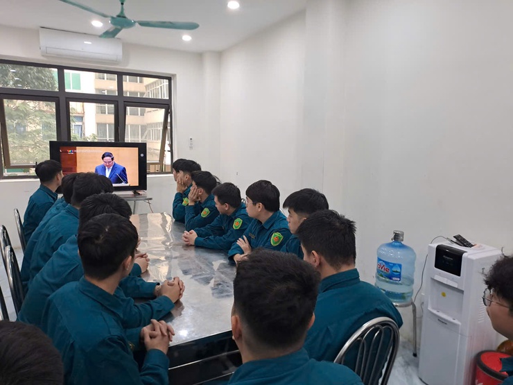 Phường Hai Bà Trưng tổ chức Hội nghị nghiên cứu, học tập, quán triệt Nghị quyết Đại hội đại biểu toàn quốc lần thứ XIV của Đảng tiếp sóng từ điểm cầu Trung ương và Thành phố.- Ảnh 6.