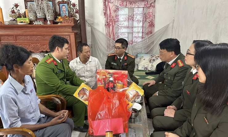 Công an xã Vân Đình thăm, tặng quà các hộ gia đình có hoàn cảnh đặc biệt khó khăn nhân dịp Tết Nguyên đán 2026- Ảnh 1.