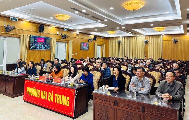 Phường Hai Bà Trưng tổ chức Hội nghị nghiên cứu, học tập, quán triệt Nghị quyết Đại hội đại biểu toàn quốc lần thứ XIV của Đảng tiếp sóng từ điểm cầu Trung ương và Thành phố.- Ảnh 1.