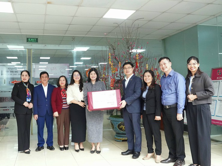 Bí thư Đảng ủy xã Đa Phúc thăm, tặng quà tri ân nhân dịp mừng Đảng, mừng Xuân, đón tết cổ truyền Bính Ngọ năm 2026- Ảnh 3.