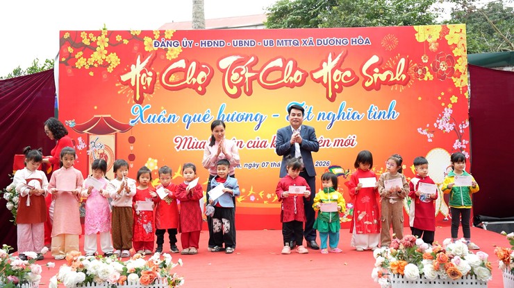 Hội chợ tết cho học sinh Xuân quê hương - Tết nghĩa tình- Ảnh 7.