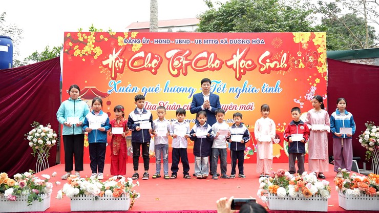 Hội chợ tết cho học sinh Xuân quê hương - Tết nghĩa tình- Ảnh 9.