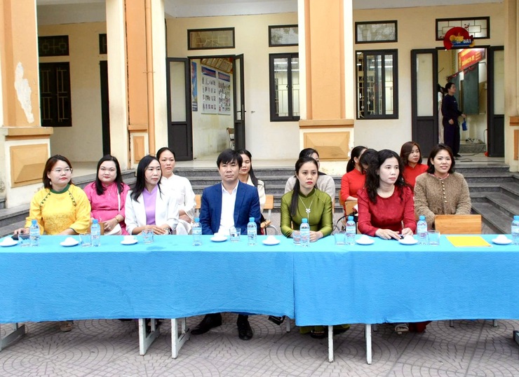 Rộn ràng Hội chợ Xuân Bính Ngọ 2026 tại Trường THCS Phùng Xá- Ảnh 1.