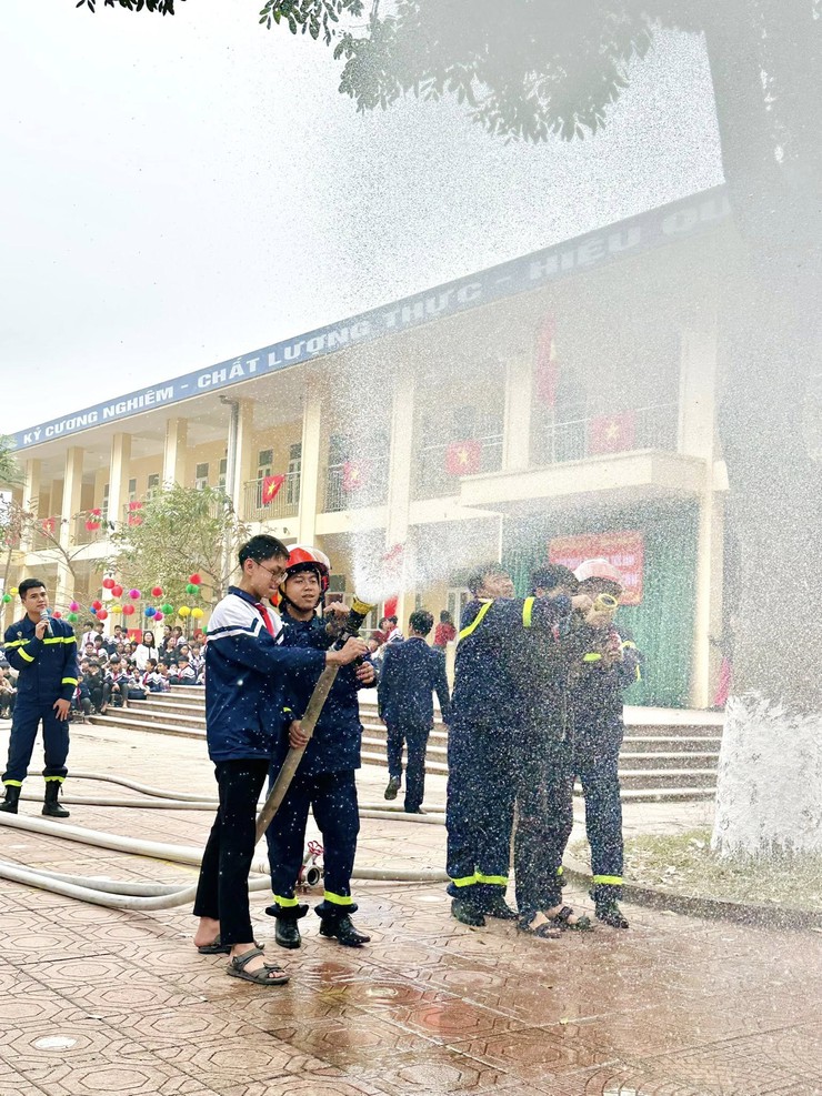 Thực tập kỹ năng PCCC và thoát hiểm tại trường học- Ảnh 2.