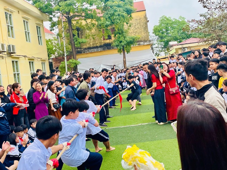 Rộn ràng Hội chợ Xuân Bính Ngọ 2026 tại Trường THCS Phùng Xá- Ảnh 4.