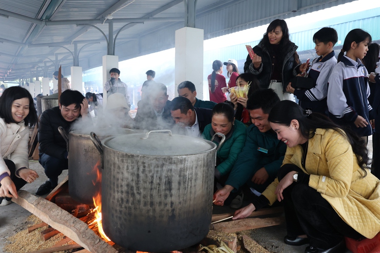 ẤM ÁP RỘN RÀNG HỘI THI GÓI BÁNH CHƯNG XÃ VÂN ĐÌNH- Ảnh 4.