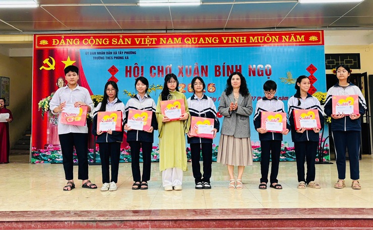 Rộn ràng Hội chợ Xuân Bính Ngọ 2026 tại Trường THCS Phùng Xá- Ảnh 7.