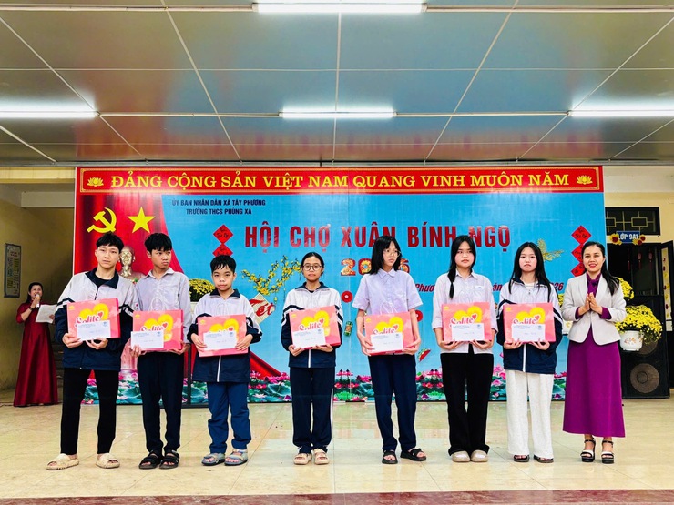 Rộn ràng Hội chợ Xuân Bính Ngọ 2026 tại Trường THCS Phùng Xá- Ảnh 8.