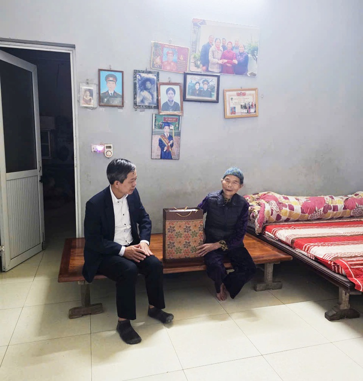 Lãnh đạo phòng Văn hóa Xã hội thăm, tặng quà cụ tròn 100 tuổi và hộ gia đình có hoàn cảnh khó khăn- Ảnh 2.