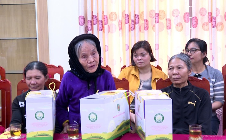 ĐỒNG CHÍ BÍ THƯ ĐẢNG ỦY VÀ ĐỒNG CHÍ PHÓ CHỦ TỊCH UBND XÃ TẶNG QUÀ TẾT CHO NGƯỜI CÓ HOÀN CẢNH KHÓ KHĂN TRÊN ĐỊA BÀN XÃ- Ảnh 5.