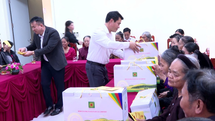 ĐỒNG CHÍ BÍ THƯ ĐẢNG ỦY VÀ ĐỒNG CHÍ PHÓ CHỦ TỊCH UBND XÃ TẶNG QUÀ TẾT CHO NGƯỜI CÓ HOÀN CẢNH KHÓ KHĂN TRÊN ĐỊA BÀN XÃ- Ảnh 2.