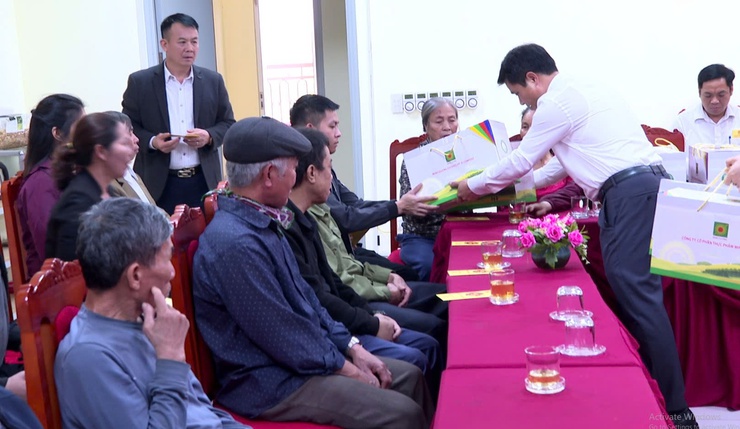 ĐỒNG CHÍ BÍ THƯ ĐẢNG ỦY VÀ ĐỒNG CHÍ PHÓ CHỦ TỊCH UBND XÃ TẶNG QUÀ TẾT CHO NGƯỜI CÓ HOÀN CẢNH KHÓ KHĂN TRÊN ĐỊA BÀN XÃ- Ảnh 3.