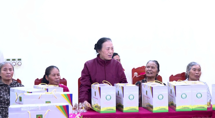 ĐỒNG CHÍ BÍ THƯ ĐẢNG ỦY VÀ ĐỒNG CHÍ PHÓ CHỦ TỊCH UBND XÃ TẶNG QUÀ TẾT CHO NGƯỜI CÓ HOÀN CẢNH KHÓ KHĂN TRÊN ĐỊA BÀN XÃ- Ảnh 4.