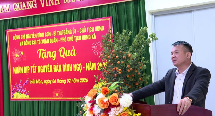 ĐỒNG CHÍ BÍ THƯ ĐẢNG ỦY VÀ ĐỒNG CHÍ PHÓ CHỦ TỊCH UBND XÃ TẶNG QUÀ TẾT CHO NGƯỜI CÓ HOÀN CẢNH KHÓ KHĂN TRÊN ĐỊA BÀN XÃ- Ảnh 1.