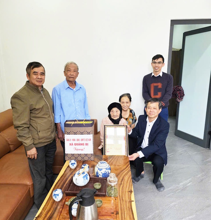 Lãnh đạo phòng Văn hóa Xã hội thăm, tặng quà cụ tròn 100 tuổi và hộ gia đình có hoàn cảnh khó khăn- Ảnh 1.