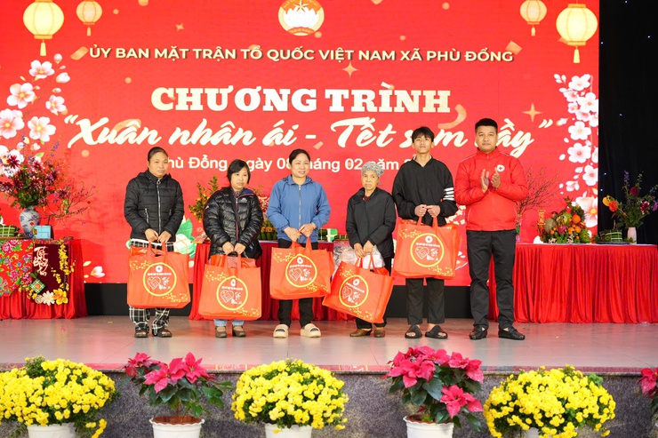 Xã Phù Đổng tổ chức Chương trình “Xuân nhân ái - Tết sum vầy” năm 2026- Ảnh 7.