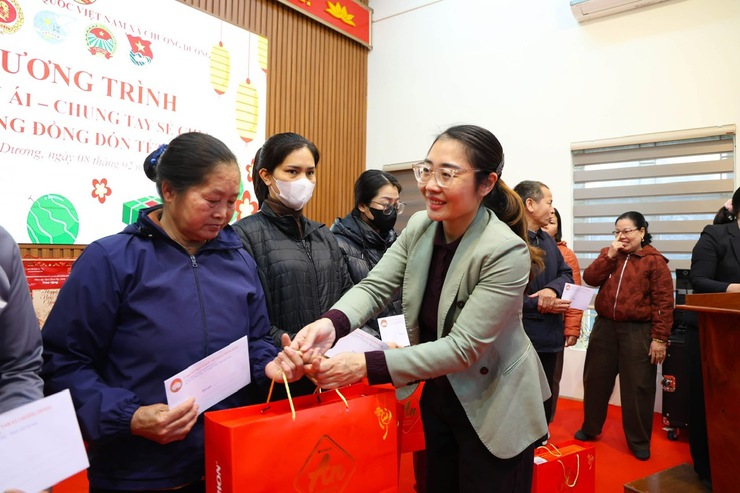 Ủy ban MTTQ Việt Nam xã Chương Dương chung tay sẻ chia, trao yêu thương nhân dịp Tết Nguyên Đán Bính Ngọ 2026- Ảnh 9.