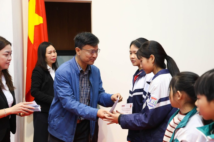 Ủy ban MTTQ Việt Nam xã Chương Dương chung tay sẻ chia, trao yêu thương nhân dịp Tết Nguyên Đán Bính Ngọ 2026- Ảnh 8.