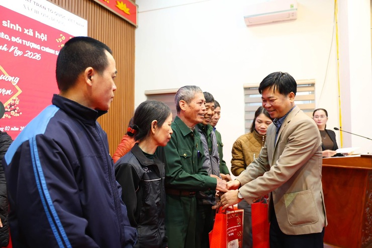 Ủy ban MTTQ Việt Nam xã Chương Dương chung tay sẻ chia, trao yêu thương nhân dịp Tết Nguyên Đán Bính Ngọ 2026- Ảnh 7.