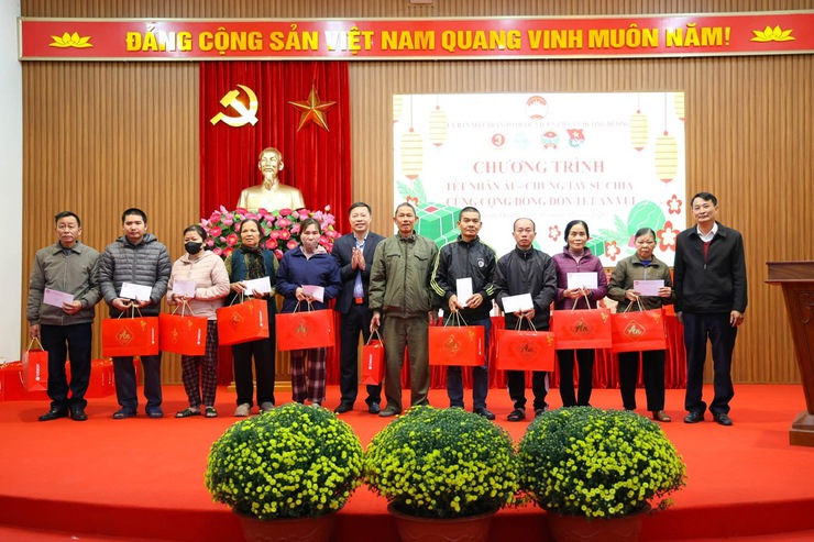 Ủy ban MTTQ Việt Nam xã Chương Dương chung tay sẻ chia, trao yêu thương nhân dịp Tết Nguyên Đán Bính Ngọ 2026- Ảnh 4.