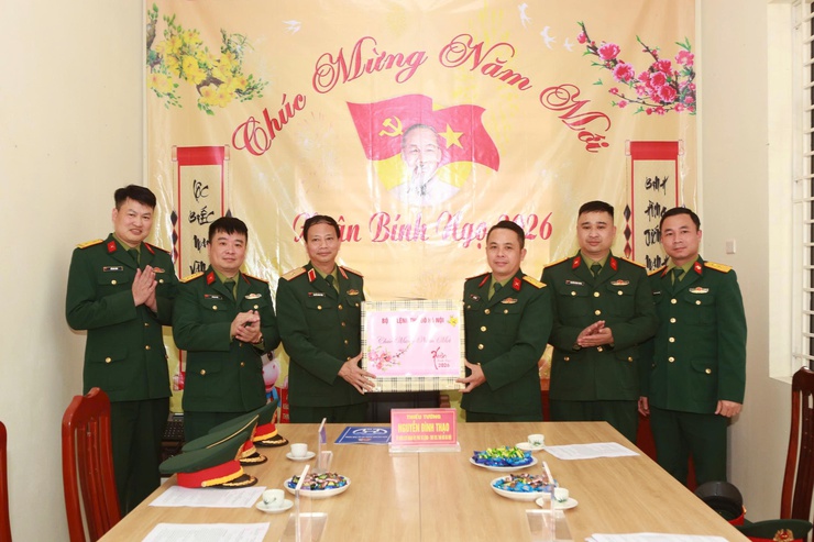 Thiếu tướng Nguyễn Đình Thạo thăm, chúc Tết Ban Chỉ huy Quân sự xã Tam Hưng- Ảnh 2.
