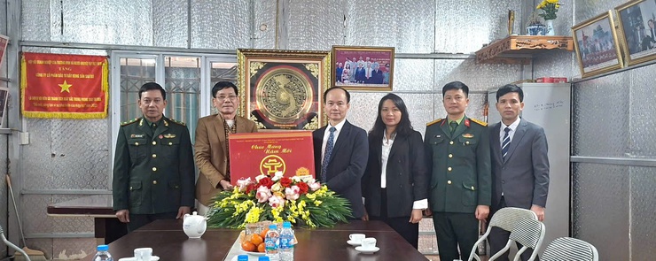 Phường Việt Hưng tổ chức các hoạt động thắp hương tri ân, thăm và tặng quà người có công, người cao tuổi nhân dịp Tết Nguyên đán Bính Ngọ 2026- Ảnh 1.