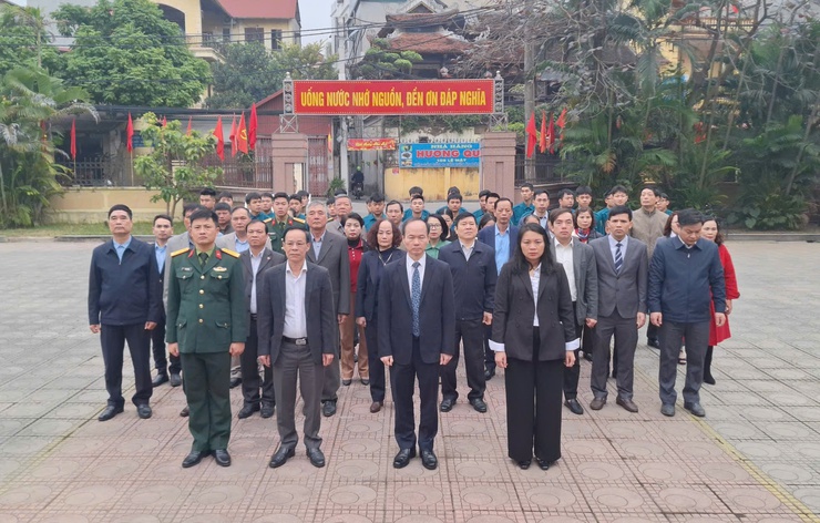 Phường Việt Hưng tổ chức các hoạt động thắp hương tri ân, thăm và tặng quà người có công, người cao tuổi nhân dịp Tết Nguyên đán Bính Ngọ 2026- Ảnh 2.