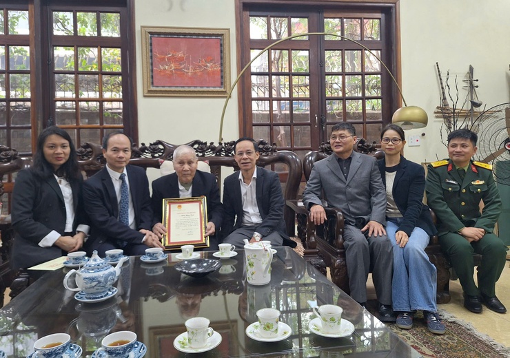 Phường Việt Hưng tổ chức các hoạt động thắp hương tri ân, thăm và tặng quà người có công, người cao tuổi nhân dịp Tết Nguyên đán Bính Ngọ 2026- Ảnh 5.