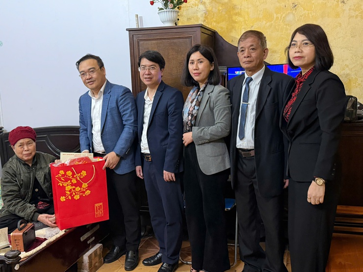 Phường Việt Hưng tổ chức các hoạt động thắp hương tri ân, thăm và tặng quà người có công, người cao tuổi nhân dịp Tết Nguyên đán Bính Ngọ 2026- Ảnh 7.