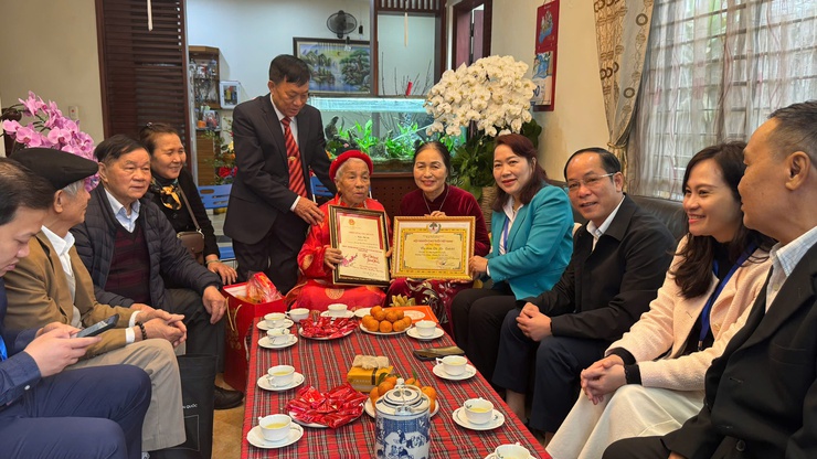 Phường Việt Hưng tổ chức các hoạt động thắp hương tri ân, thăm và tặng quà người có công, người cao tuổi nhân dịp Tết Nguyên đán Bính Ngọ 2026- Ảnh 8.